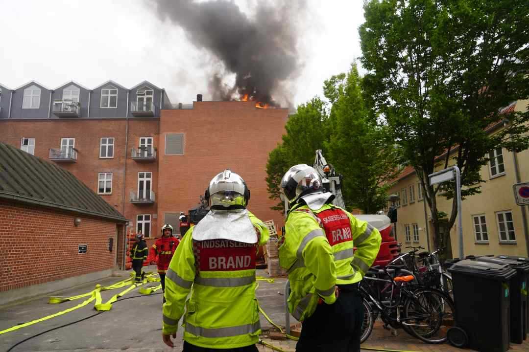 Voldsom tagbrand i Odense: Arbejde med tagpap mulig årsag til branden | EYES